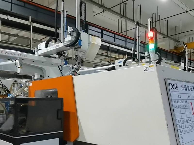 pa集团机械手铜套埋取自动化